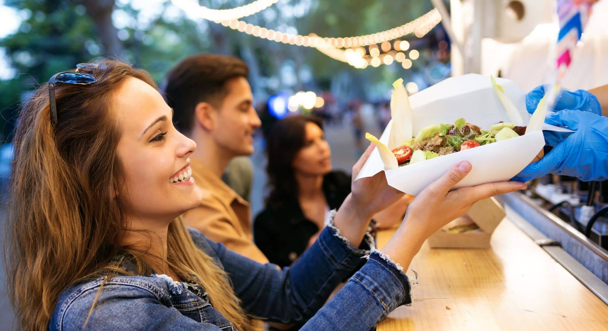 Jakie opakowania do sprzedaży w food trucku?